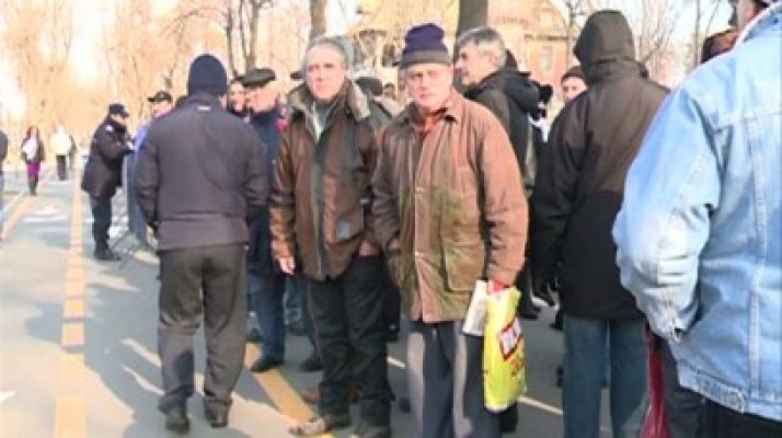 Guvernul nu renunţă la tăierea indemnizaţiilor revoluţionarilor